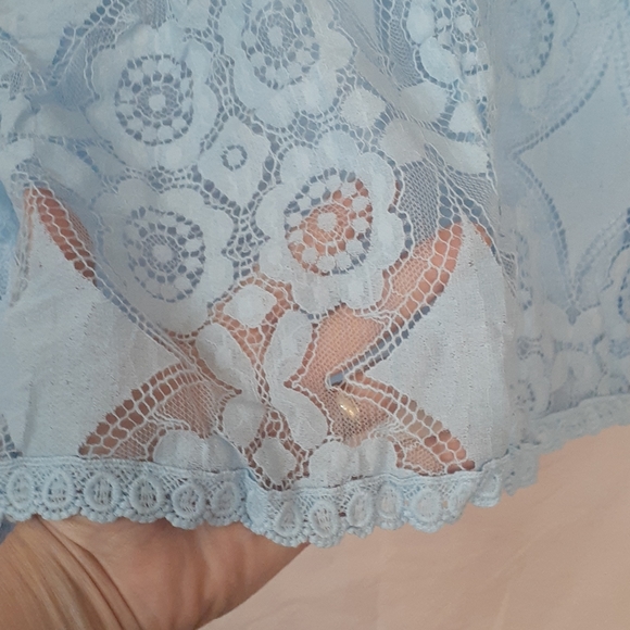 Powder blue v-neck sleeveless lace top - Picture 3 of 7